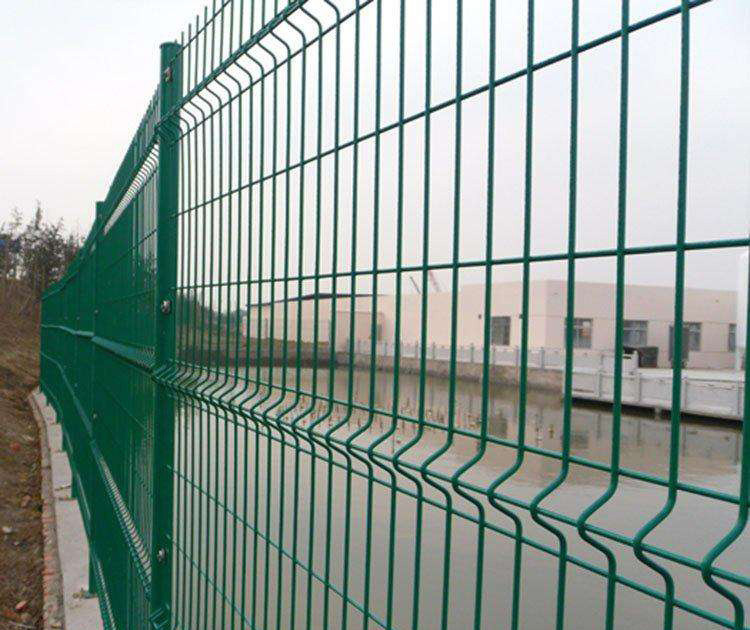 如何選用好的雙邊絲護(hù)欄網(wǎng)