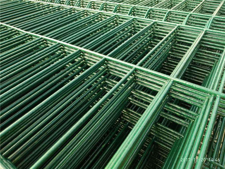 雙邊絲護(hù)欄網(wǎng)的制作工藝并不復(fù)雜