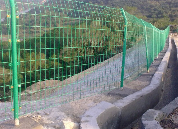 雙邊絲護(hù)欄網(wǎng)的應(yīng)用以及特性