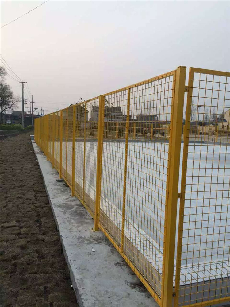 基坑防護(hù)欄臨邊和立柱是怎樣連接的？