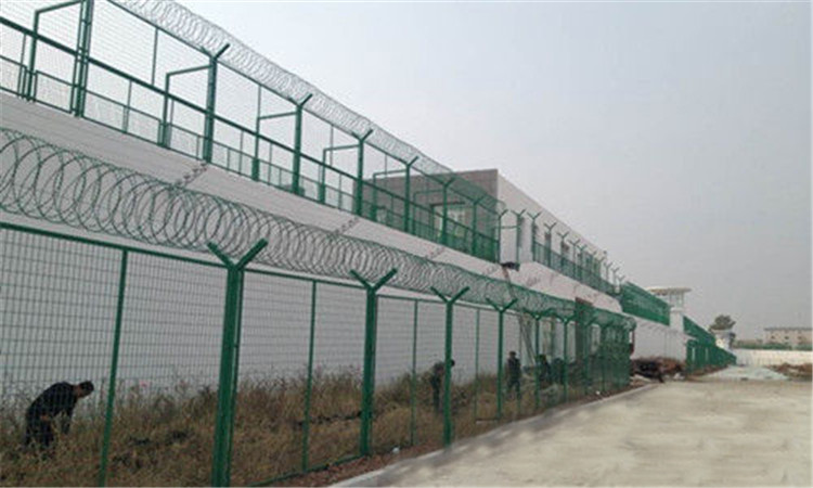 看守所、拘留所安裝防攀爬金屬隔離網(wǎng)時(shí)的注意事項(xiàng)