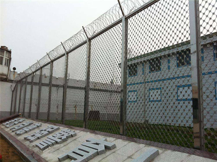 看守所、拘留所安裝防攀爬金屬隔離網(wǎng)時(shí)的注意事項(xiàng)