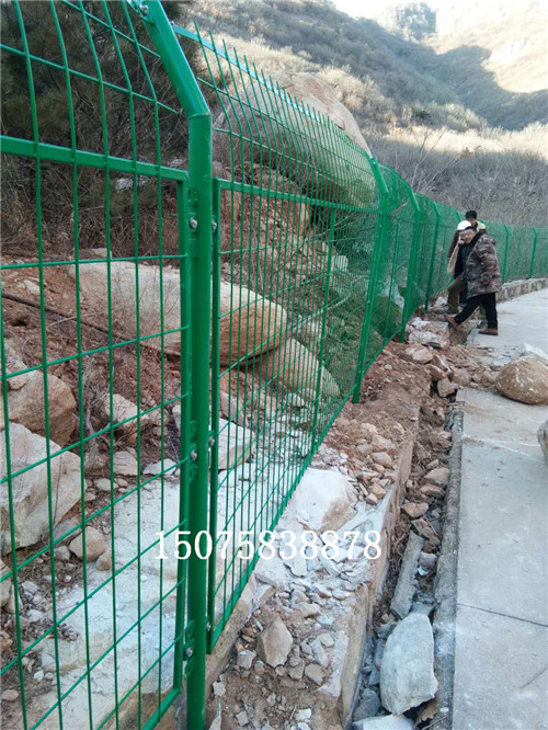 水庫隔離網(wǎng)安裝現(xiàn)場(chǎng)